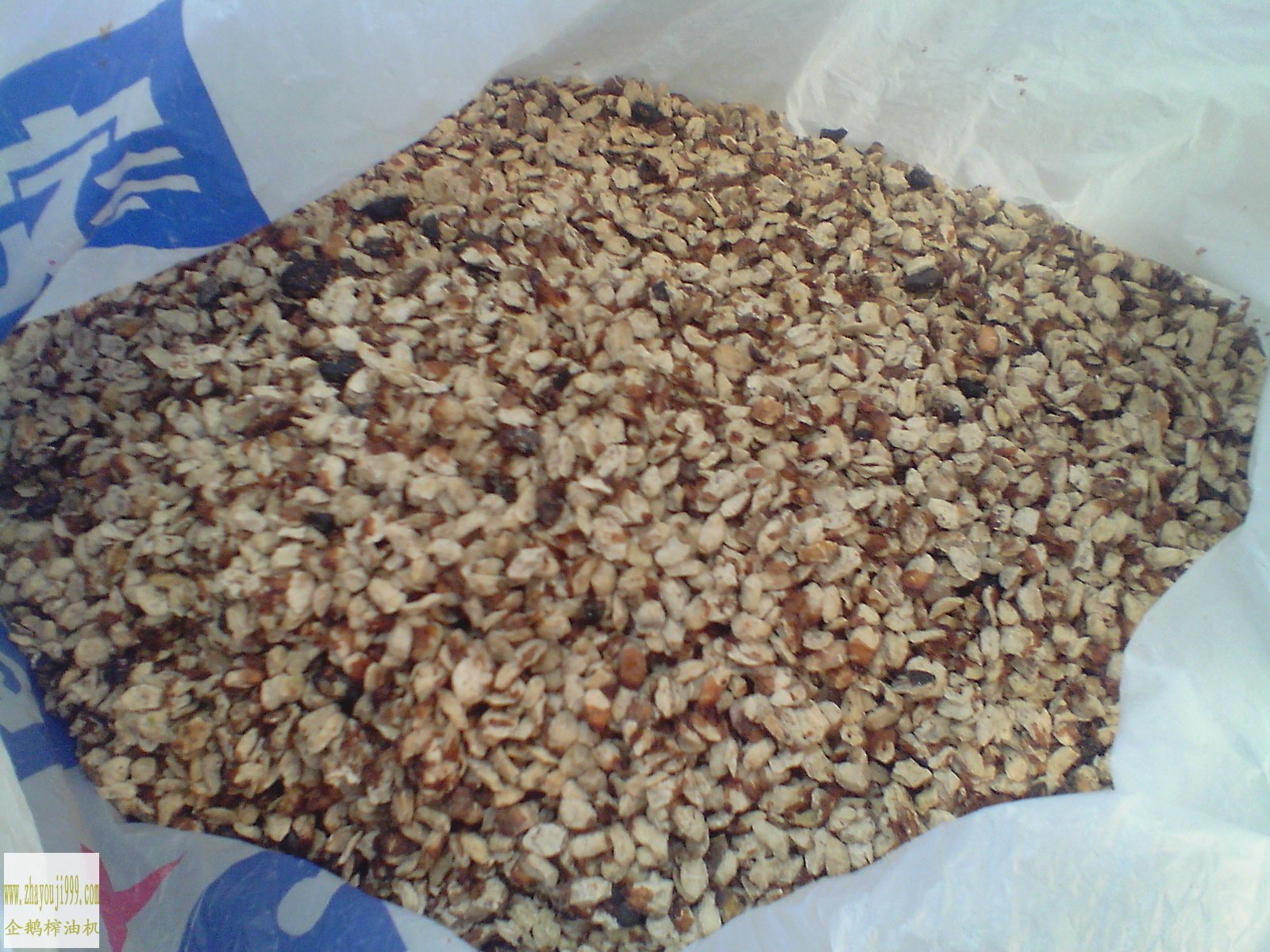 液壓榨油機(jī)壓榨過后的松籽餅粕