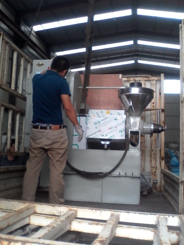 江蘇鹽城菜籽榨油機(jī)裝車現(xiàn)場(chǎng)