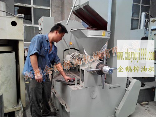 車間師傅對(duì)榨油機(jī)設(shè)備進(jìn)行出廠前的很后檢查