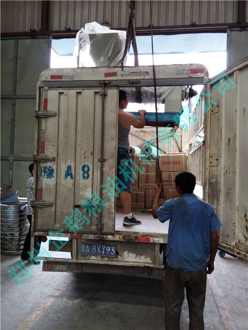 四川萬源客戶小型榨油機設(shè)備發(fā)貨現(xiàn)場(圖3)