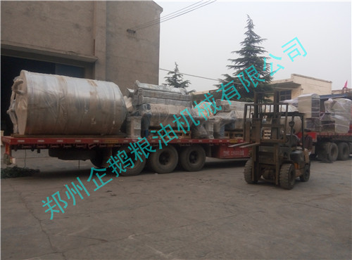 企鵝榨油機廠家10月20日發(fā)貨現(xiàn)場(圖4)